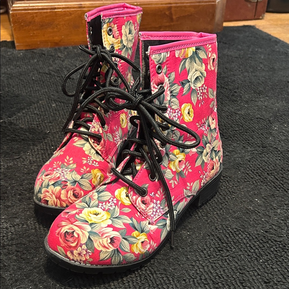 Floral Lace-Up Boots - Pink